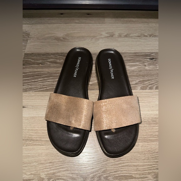 DONALD PLINER Fiji Light Bronze Distressed Metallic Thong Wedge Sandals Size 7 - Picture 3 of 8